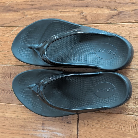 Oofos Oolala Black Flip Flop Recovery Sandals - Picture 2 of 7